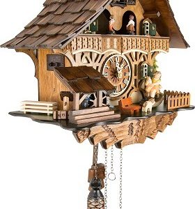 שעון קוקייה עם אלמנטים נעים מהיער השחור