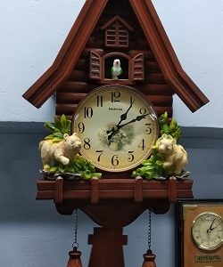 שעון קוקיה מפלסטיק דמוי עץ