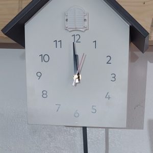 שעון קוקייה מפלסטיק קשיח בצבע לבן XL-1933