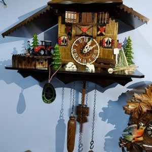 שעון קוקייה עם אלמנטים נעים מהיער השחור