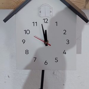 שעון קוקייה מפלסטיק קשיח בצבע לבן XL-1933