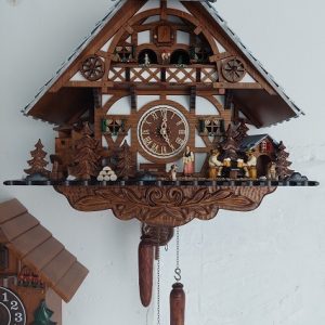 38917QMT שעון קוקייה עם אלמנטים נעים מהיער השחור