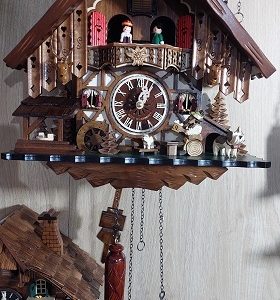 שעון קוקיה קוורץ מהיער השחור עם שתיית בירה נעה וגלגל טחנה, עם מוזיקה ומנגינה 487QMT