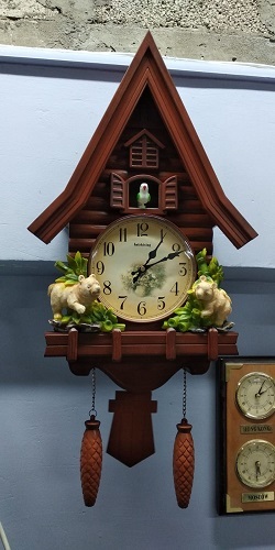 שעון קוקיה מפלסטיק דמוי עץ לחדרי ילדים