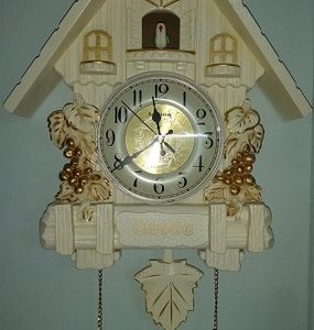 שעון קוקיה עשוי פלסטיק קשיח